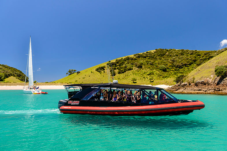 Cliffs & Caves cruise by Fullers GreatSights - Bay of Islands