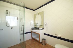 Blue Pacific Apartments Paihia Apart 10Small Bathroom 1 732px